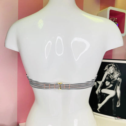 Bílý manekýn s pruhovaným bandeau topem Elegantní pruhovaný plavkový top