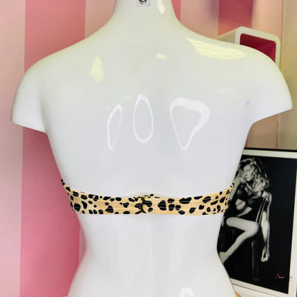 Bílý manekýn s leopardím páskem na elegantních push-up plavkách
