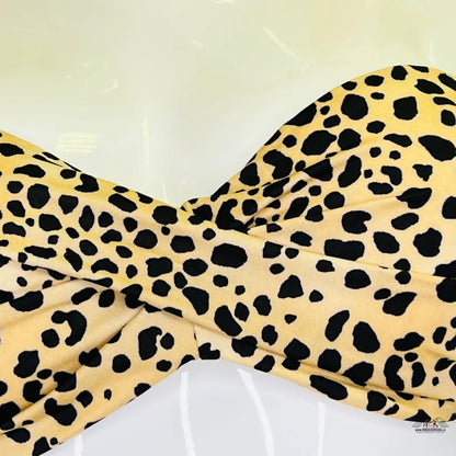 Motýlek s leopardím potiskem v béžové barvě pro elegantní letní vzhled