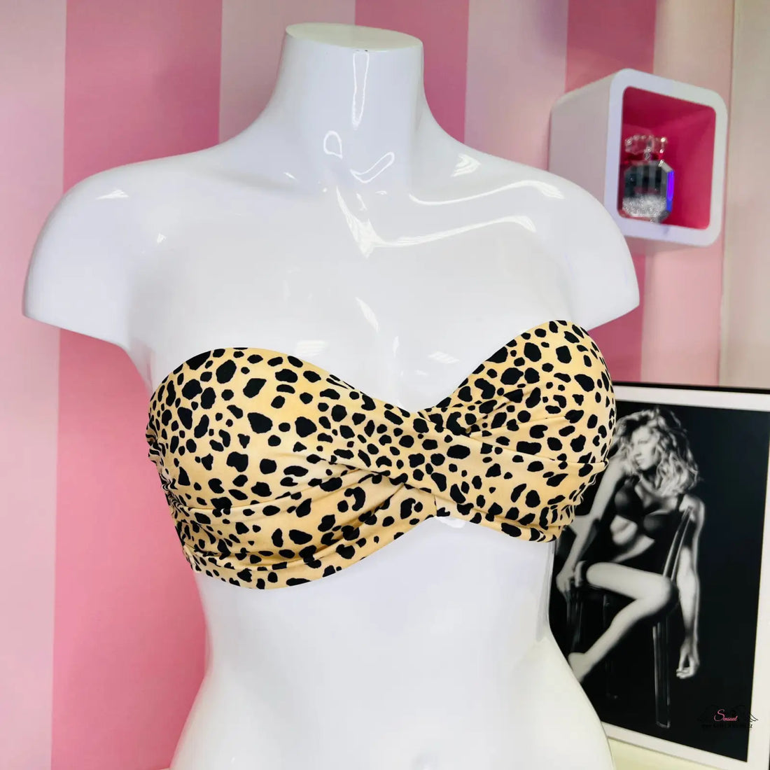 Leopardí potisk strapless bandeau podprsenka na bílém manekýnu