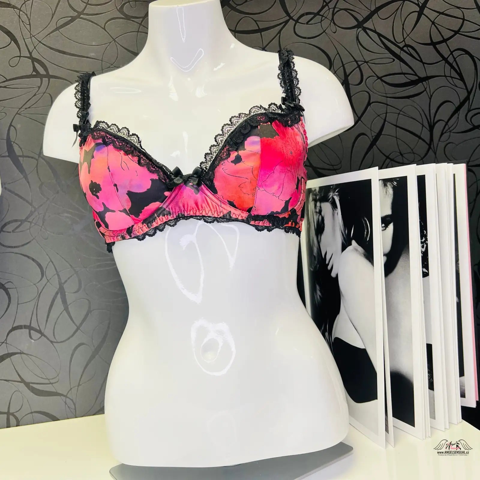 Manekýn s podprsenkou June Bra Multi a knihou na stole v elegantním stylu