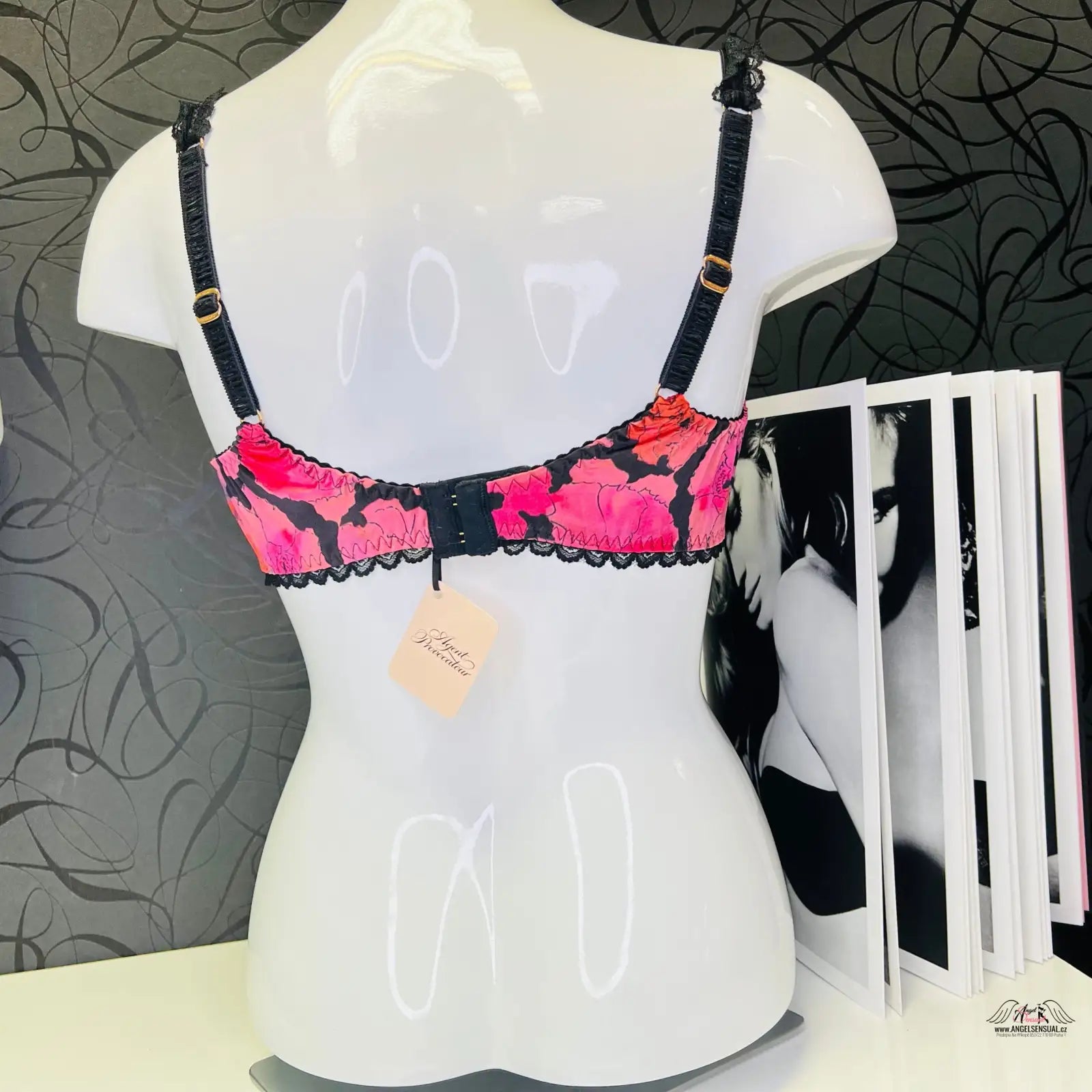 Černá podprsenka s růžovými květinami z kolekce Elegantní romantika s June Bra Multi