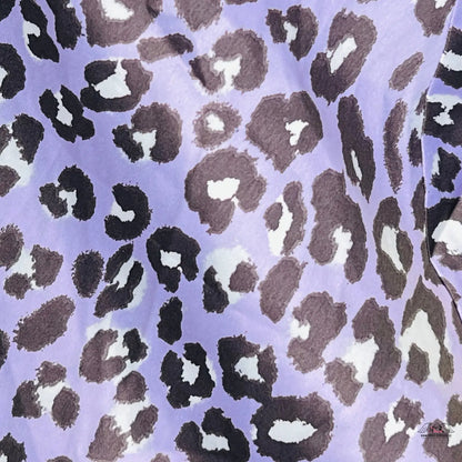 Elegantní saténová košilka s leopardím vzorem v purpurové a černé barvě