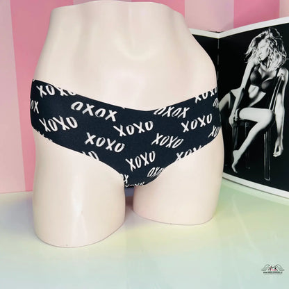 Námořnické modré spodní prádlo s bílým potiskem XOXO pro elegantní sebevědomí
