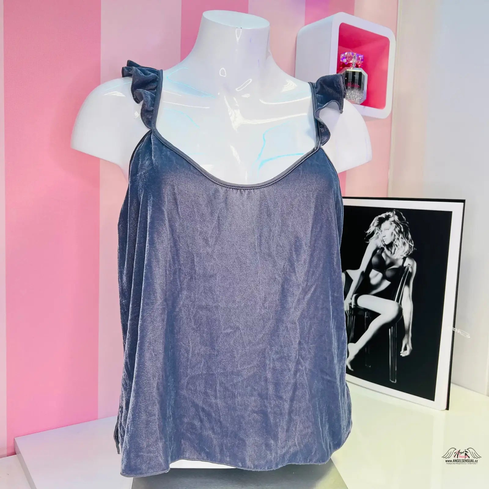 Šedý bezrukávový top s volány, Elegantní Semišový Top s Nastavitelnými Ramínky