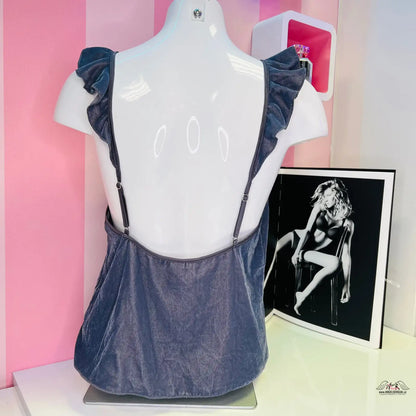 Šedý sametový bodysuit s volánkovými ramínky Elegantní Semišový Top s Nastavitelnými Ramínky