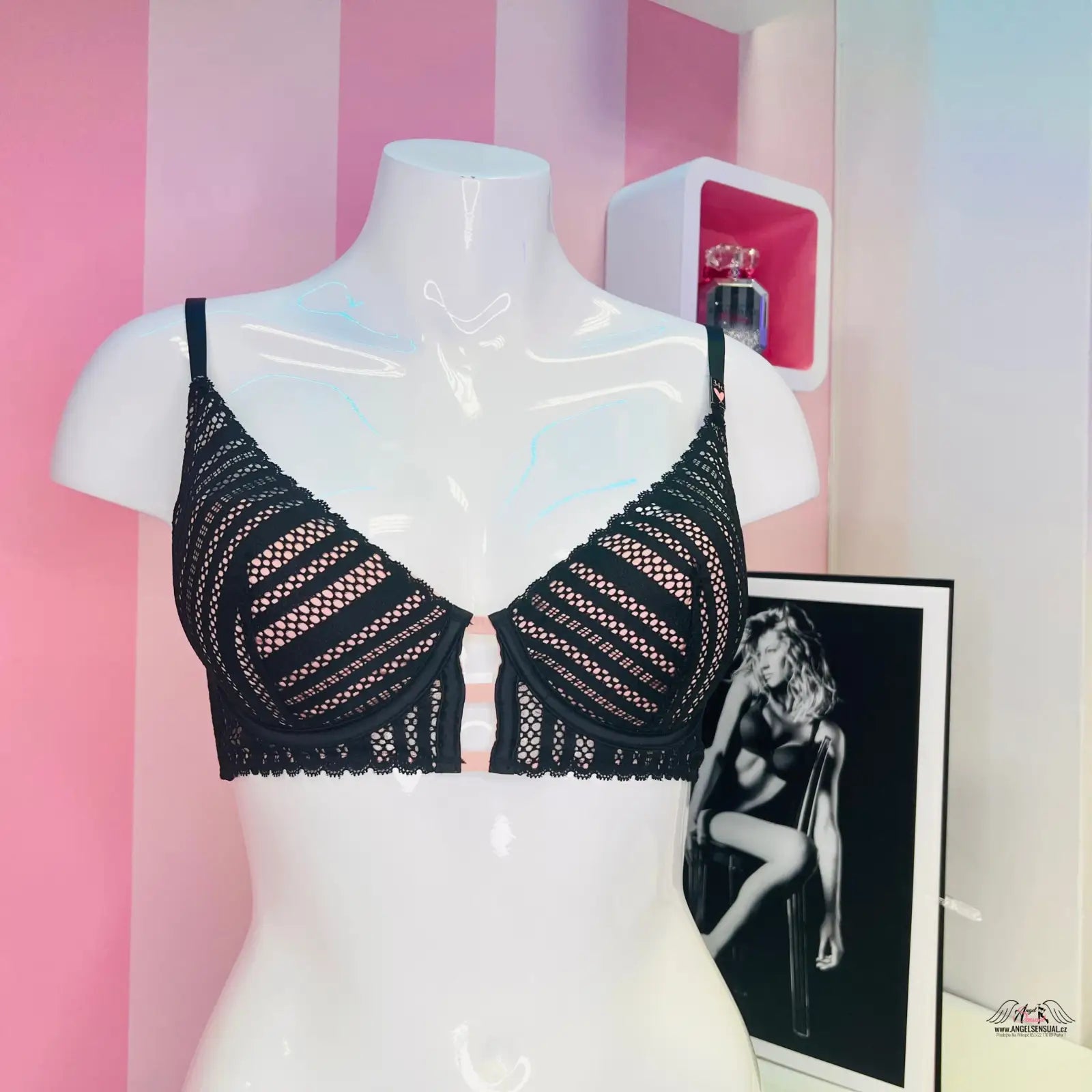 Černá krajková bralette s předním zapínáním na bílém manekýnu
