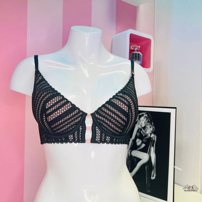 Černá krajková bralette s předním zapínáním na bílém manekýnu