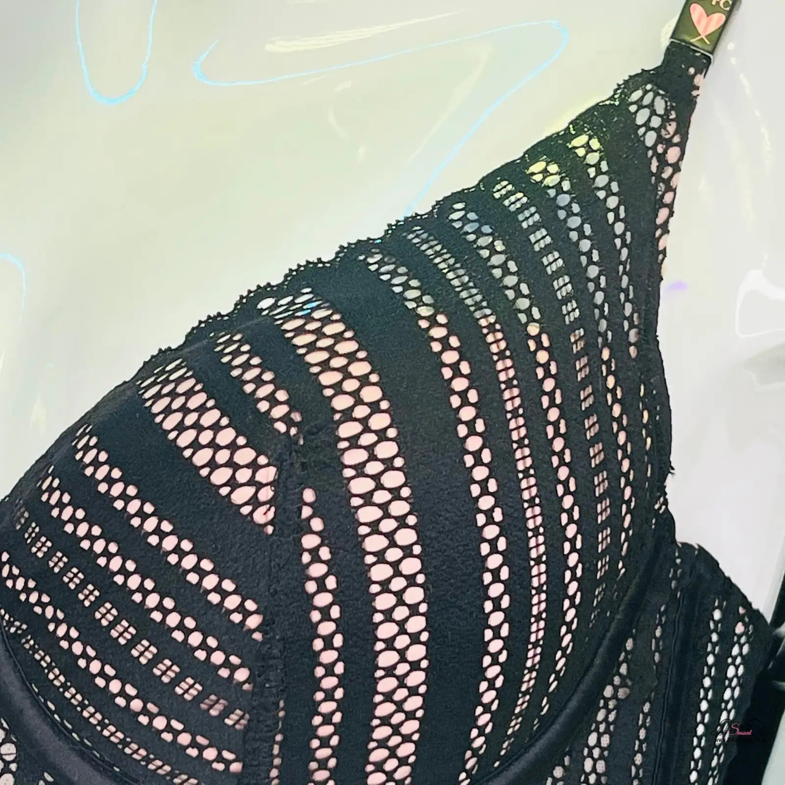 Černá krajková podprsenka se střihem a růžovou podšívkou pro elegantní styl