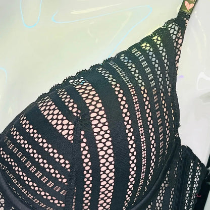 Černá krajková podprsenka se střihem a růžovou podšívkou pro elegantní styl