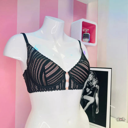 Černá krajková podprsenka na bílém pánském mannequinu pro elegantní pohodlí
