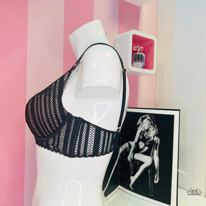 Černá krajková braletka na bílém manekýnu, Elegantní Síťovaná Podprsenka