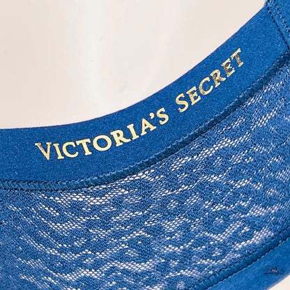 Victoria’s Secret štítek na modré krajkové látce elegantních kalhotek s gepardím vzorem