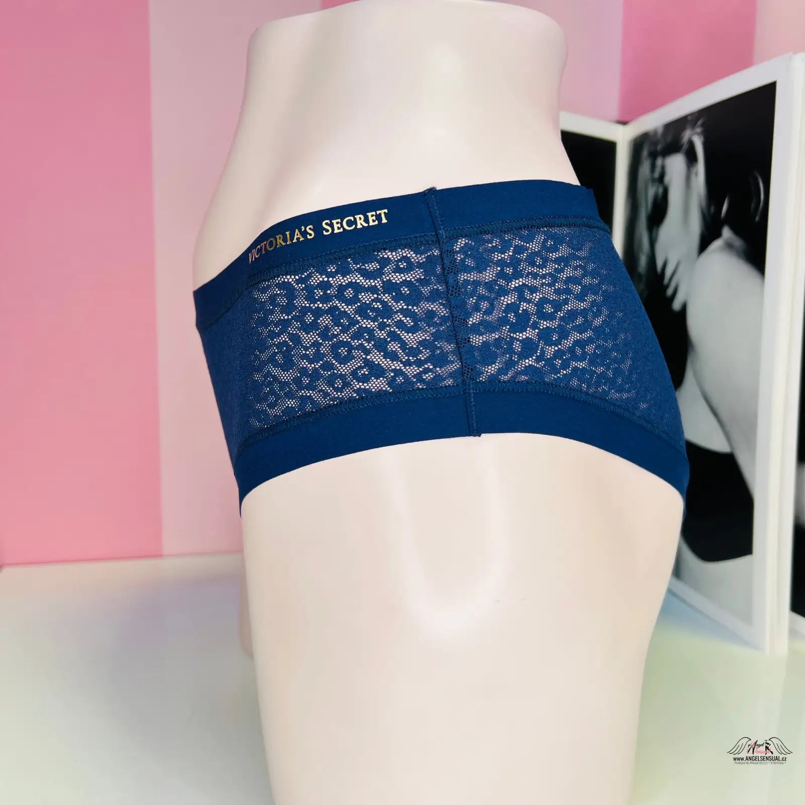 Modré krajkové kalhotky Victoria’s Secret s leopardím vzorem a zlatým nápisem