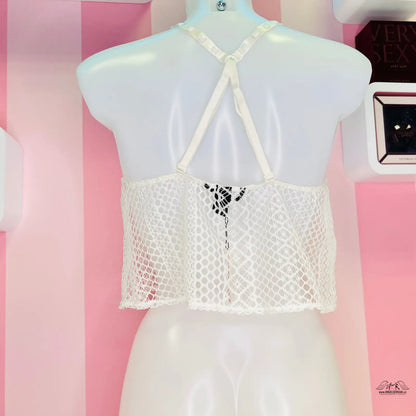 Bílý krajkový crop top s tenkými ramínky v halter stylu pro elegantní vzhled