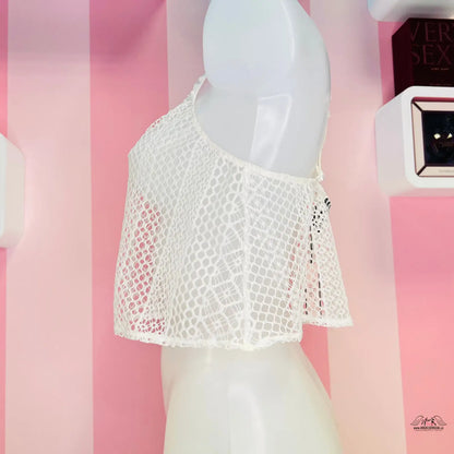 Bílý krajkový crop top s odhalenými rameny pro elegantní vzhled