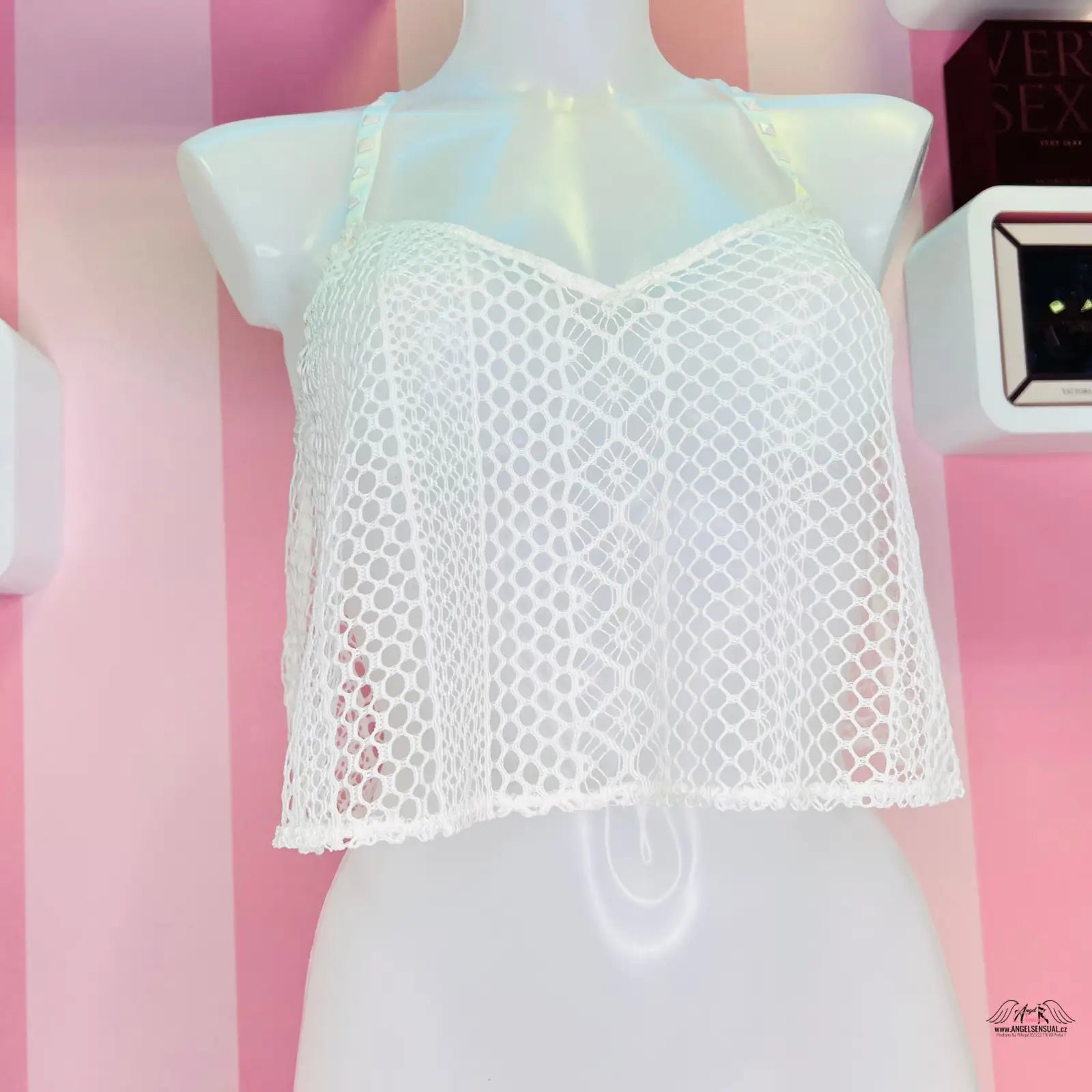 Bílý krajkový top s jemným háčkováním a ramínky pro elegantní vzhled