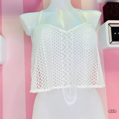 Bílý krajkový top s jemným háčkováním a ramínky pro elegantní vzhled