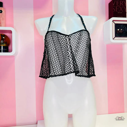 Černý halter crop top s rybářskou sítí pro elegantní vzhled