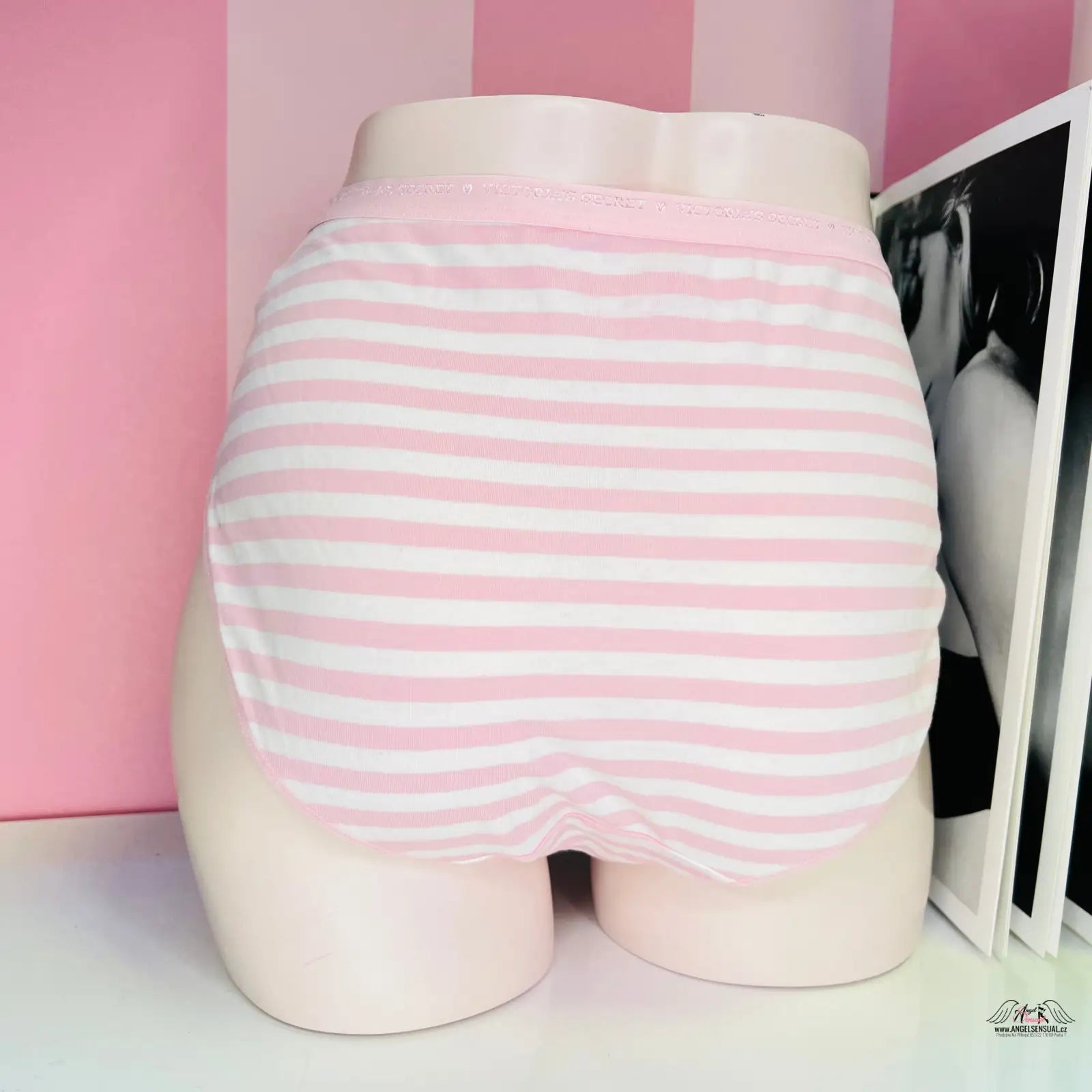 Žena v růžových a bílých pruhovaných kalhotkách Elegantní Sladkost