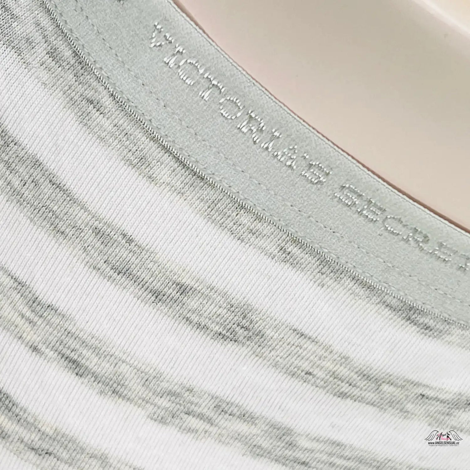 Zadní pohled na bílý a šedý pruhovaný top Elegantní Sladkost