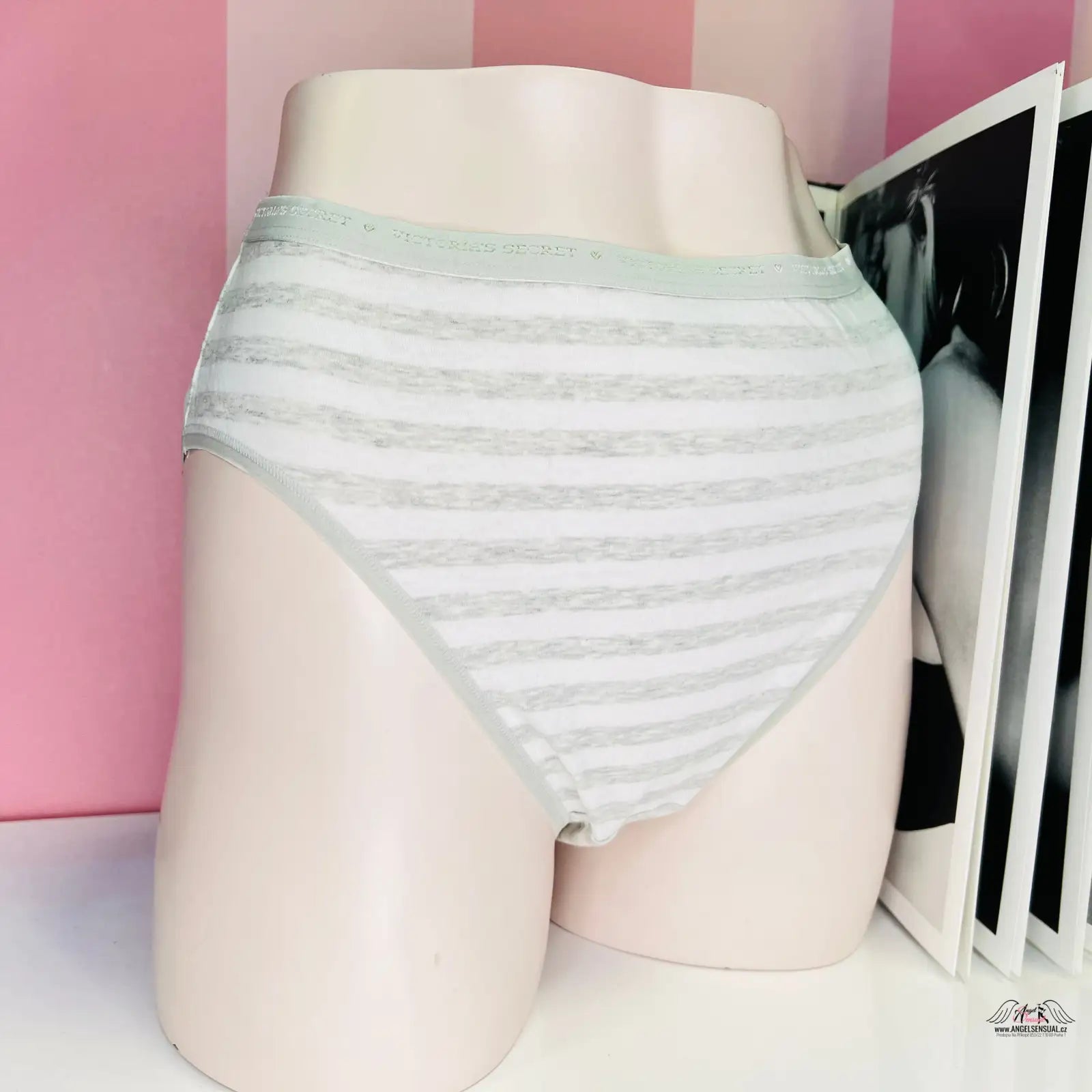 Bílo-šedé pruhované kalhotky na růžovém pozadí Elegantní Sladkost