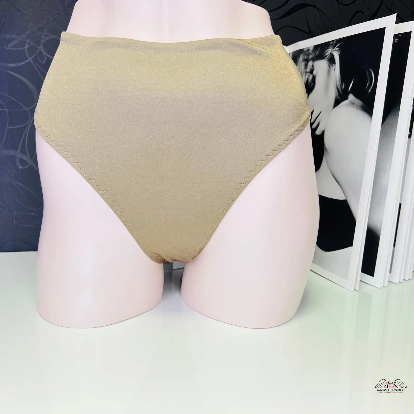 Beige vysoké plavkové spodní prádlo na manekýně pro elegantní look