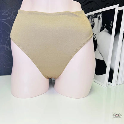 Beige vysoké plavkové spodní prádlo na manekýně pro elegantní look