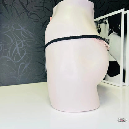 Růžová mannequinka v černém tangovém prádle Elegantní Souhra Stylu a Pohodlí