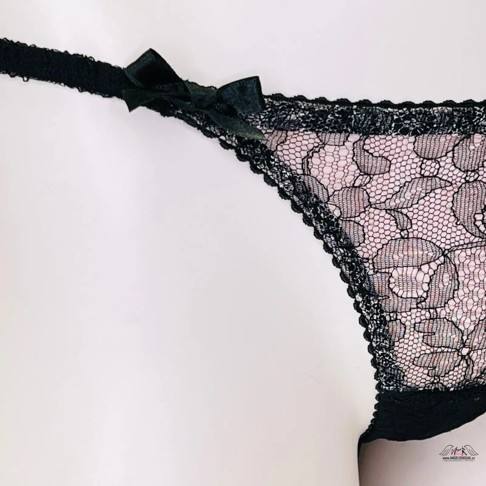 Černé krajkové tangá s mašličkou, elegantní souhra stylu a pohodlí