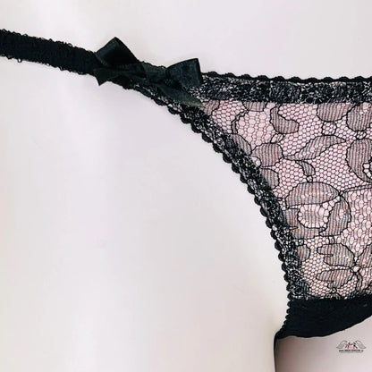 Černé krajkové tangá s mašličkou, elegantní souhra stylu a pohodlí