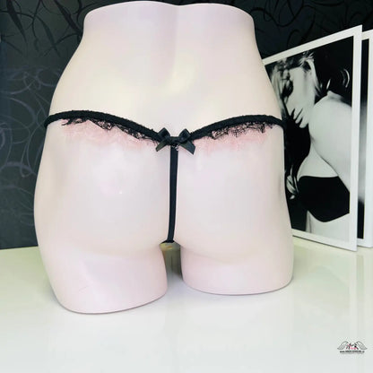 Černé krajkové tanga na manekýně v elegantní souhře stylu a pohodlí