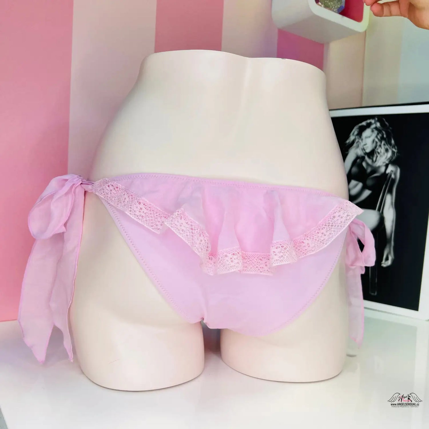 Růžové volánkové spodní prádlo na manekýně pro Elegantní Spodní Díl Plavek