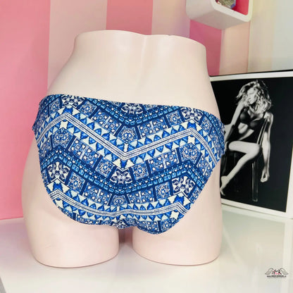 Modré a bílé vzorované bikiny pro elegantní letní radovánky