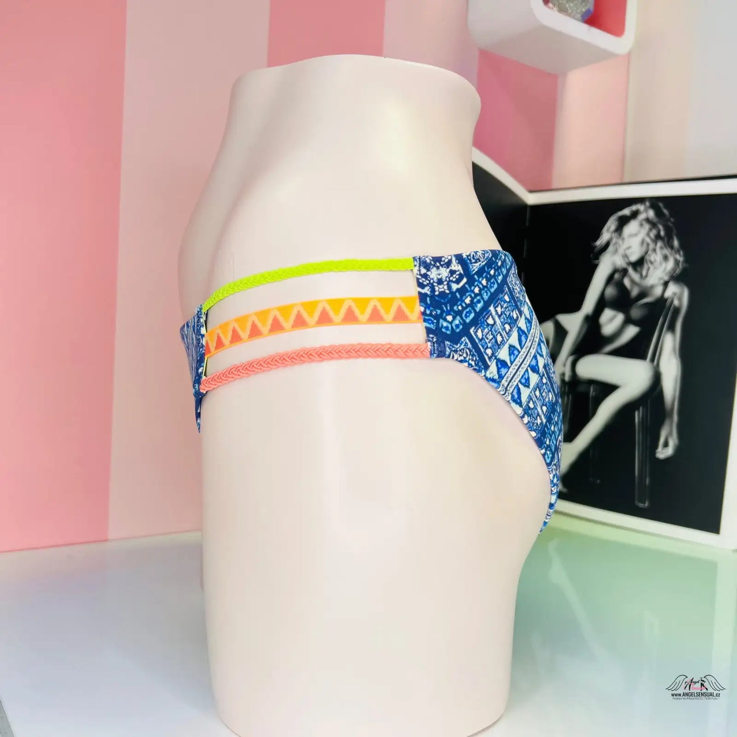Modré vzorované bikini kalhotky s barevnými šňůrkami pro letní radovánky