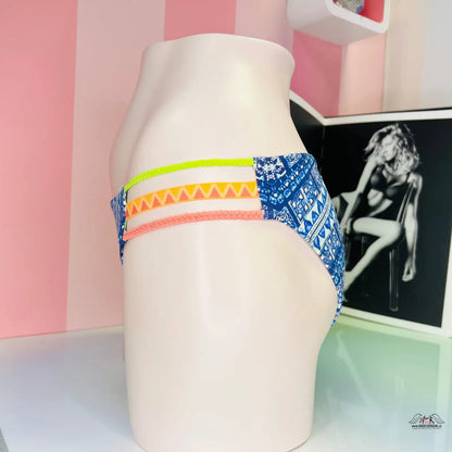 Modré vzorované bikini kalhotky s barevnými šňůrkami pro letní radovánky