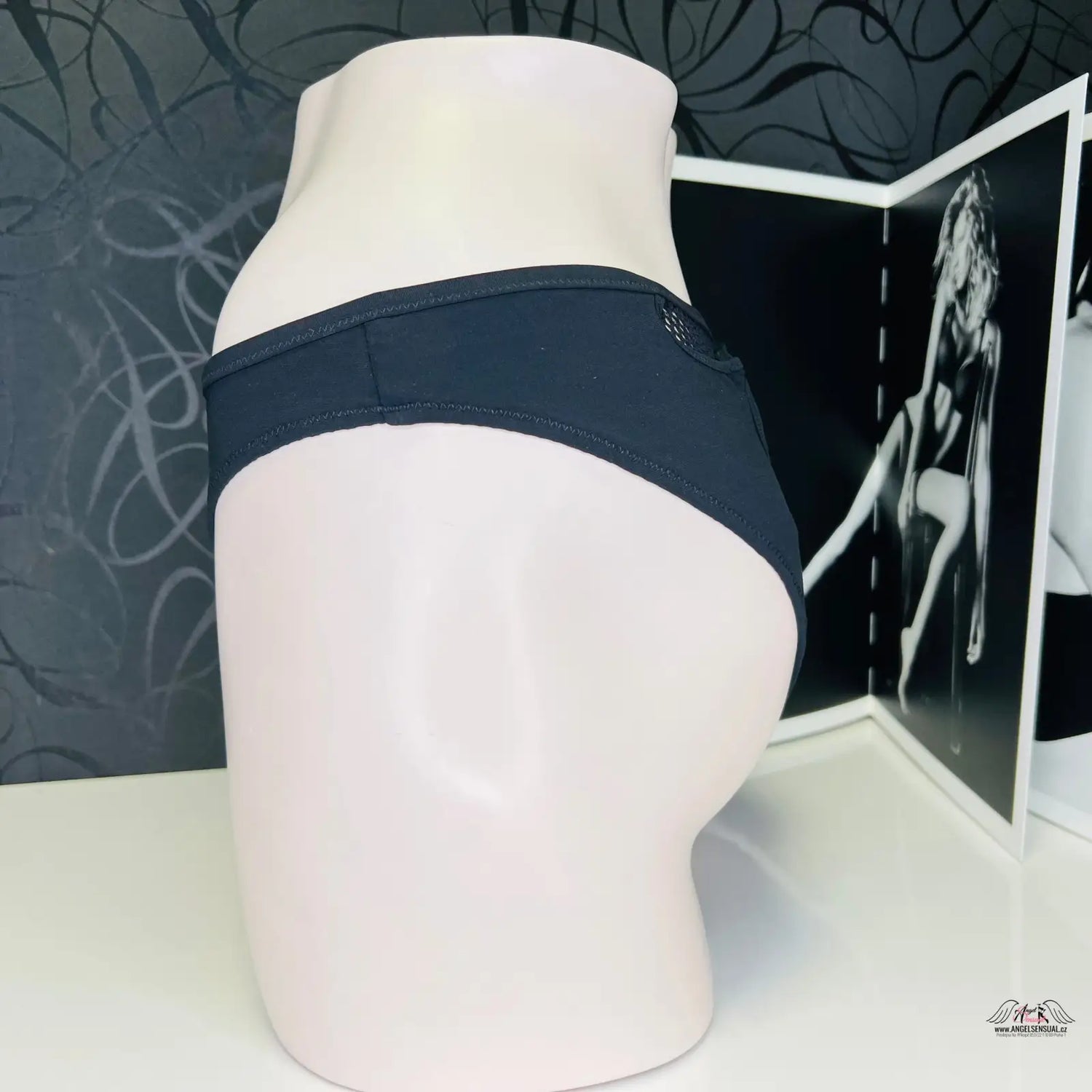 Manekýn s tmavým spodním prádlem elegantního plavek s krajkovými detaily