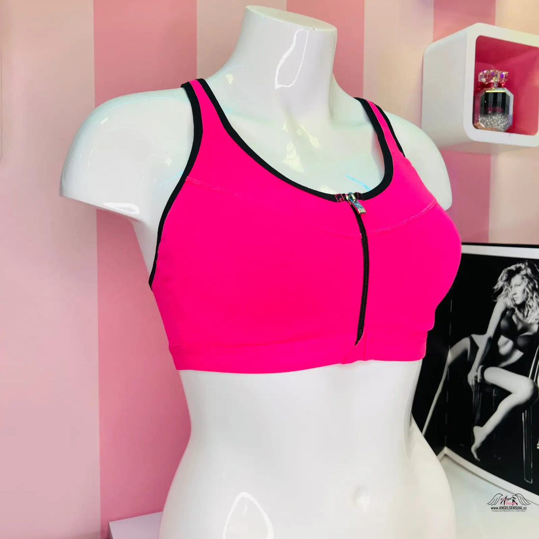 Hot pink sportovní podprsenka s černým lemem a zipem pro důvěru při sportu