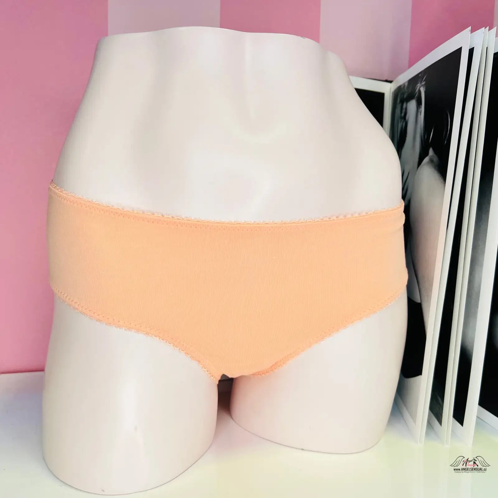 Růžové kalhotky na bílém manekýnu pro Elegantní a stylové kalhotky