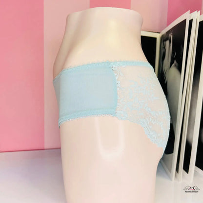 Světle modré spodní prádlo vystavené na manekýně, elegantní a stylové kalhotky