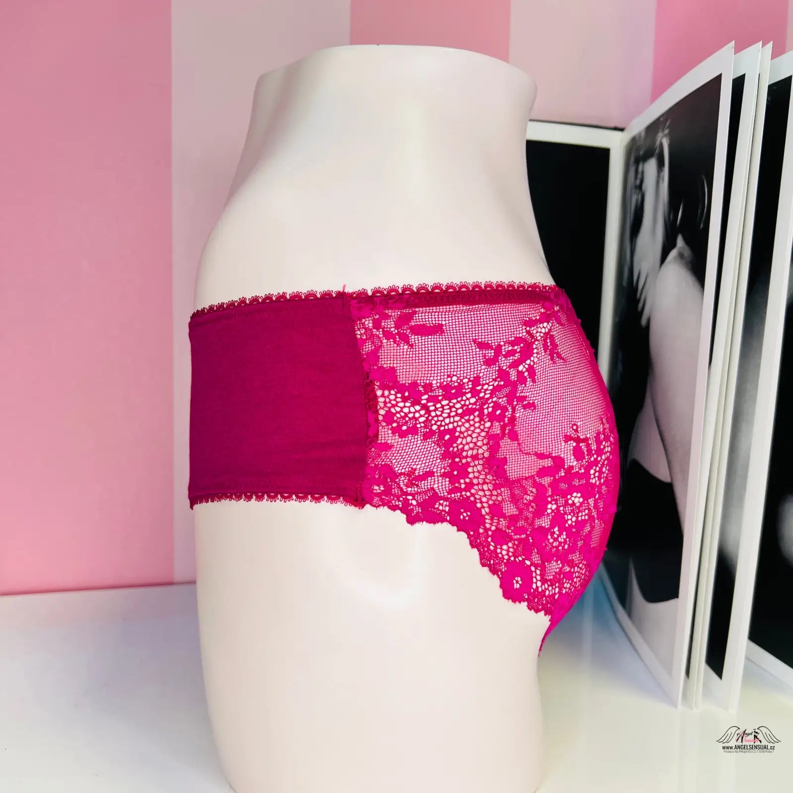 Růžové krajkové kalhotky na bílém manekýnu, elegantní a stylové