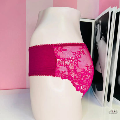 Růžové krajkové kalhotky na bílém manekýnu, elegantní a stylové