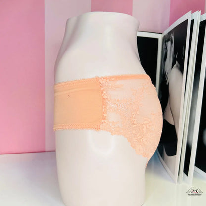 Růžové krajkové kalhotky na bílém manekýnu Elegantní a stylové kalhotky