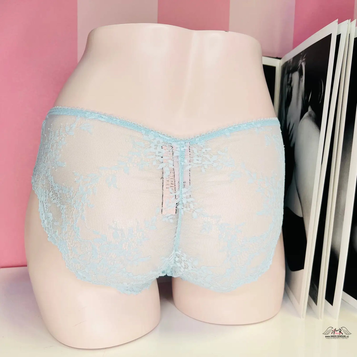 Světle modré krajkované kalhotky na figuríně, elegantní a stylový design
