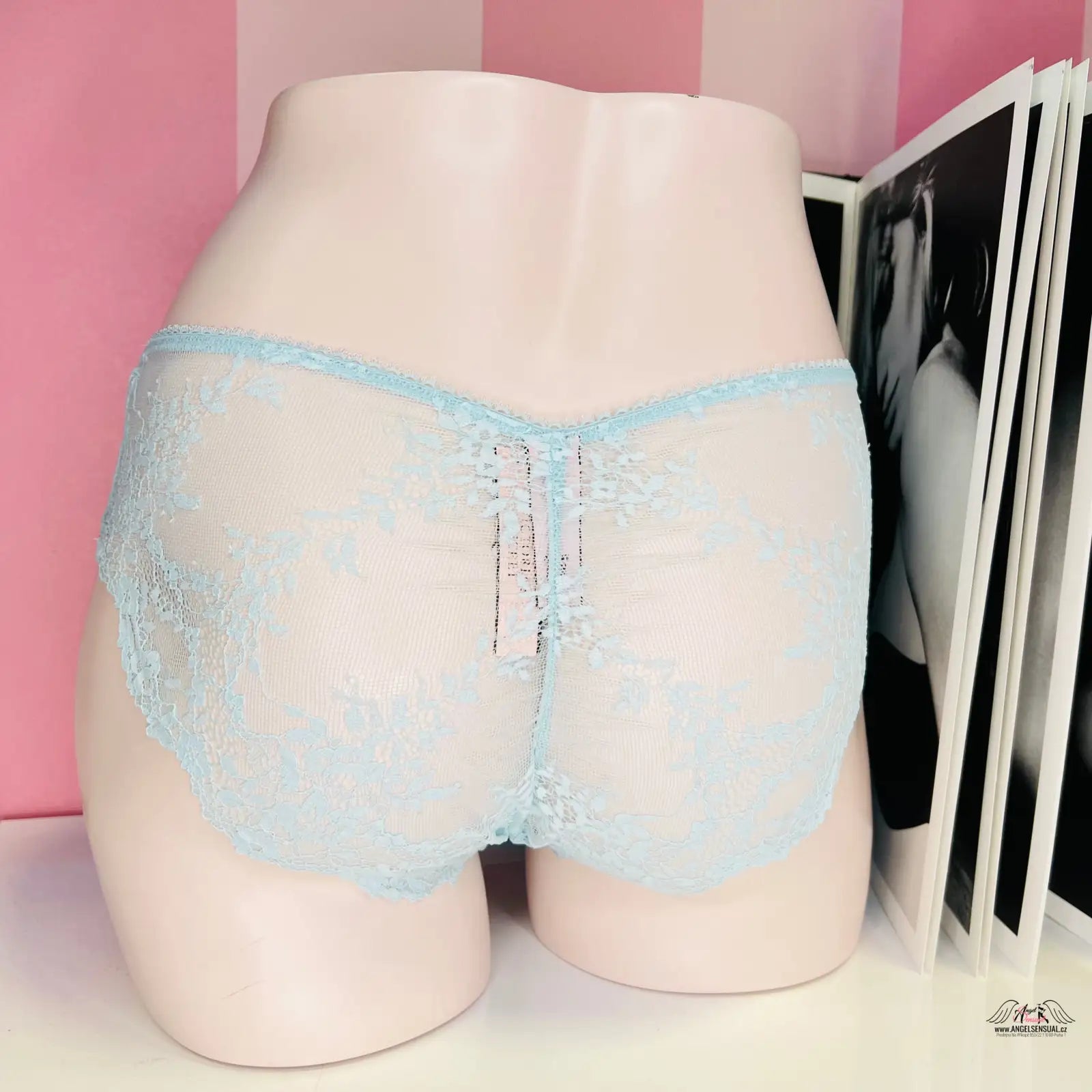 Světle modré krajkované kalhotky na figuríně, elegantní a stylový design