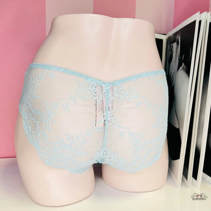 Světle modré krajkované kalhotky na figuríně, elegantní a stylový design