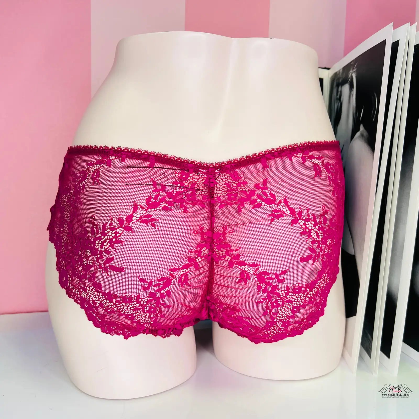 Horké růžové krajkové kalhotky s květinovou výšivkou pro elegantní vzhled