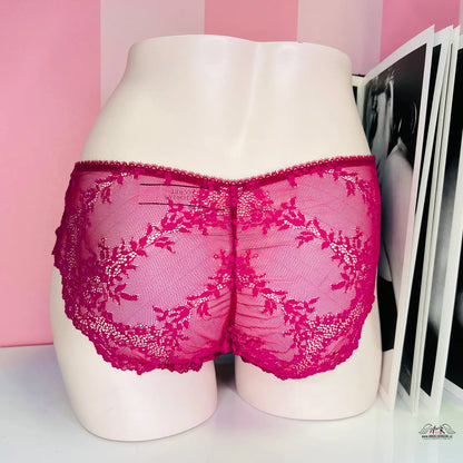 Horké růžové krajkové kalhotky s květinovou výšivkou pro elegantní vzhled