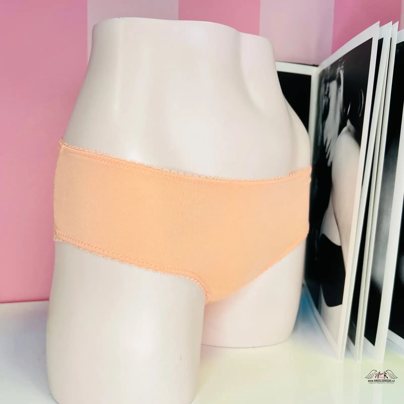 Bílý manekýn s broskvovými kalhotkami Elegantní a stylové kalhotky