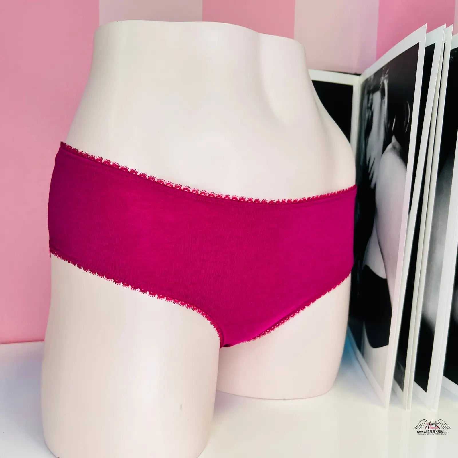 Hot pink kalhotky se zavinovacími okraji v elegantním stylu